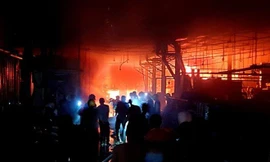 Kho hàng bốc cháy dữ dội, người dân hoảng loạn tháo chạy trong đêm