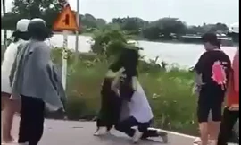 Xác minh clip hai cô gái mặc đồng phục học sinh đánh nhau gây xôn xao 