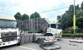 Người đi đường khiếp vía khi xe đầu kéo chở hàng tấn sắt đứt xích