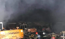 Lực lượng chức năng nỗ lực khống chế ngọn lửa 