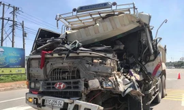 Đầu xe ben bẹp dúm sau tai nạn, tài xế mắc kẹt trong cabin