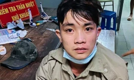 Thanh niên mặc đồng phục bảo vệ dân phố, cầm gậy chặn xe vòi tiền