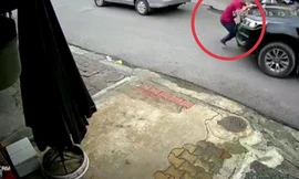 Bình Dương: Chủ nợ tông xe, cuốn 'con nợ' vào gầm ô tô