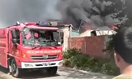 Lửa bao trùm công ty nội thất ở Bình Dương sau tiếng nổ lớn