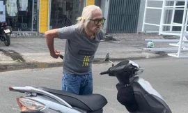 Tin mới về cụ ông 'cưỡi' xe máy, cầm dao dọa chém người gây náo loạn đường phố