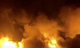 Khói lửa cuồn cuộn, 100 chiến sĩ chữa cháy công ty gỗ ở Bình Dương