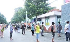 Vụ công nhân bị trừ lương do xét nghiệm COVID giá cao: Lỗi do ai?