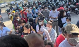 Người dân đi công chứng mua bán đất từ tờ mờ sáng ở Bình Dương