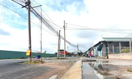 Đường 3 km làm mãi chưa xong vì… thiếu tiền dời trụ điện 