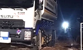 Cha bất cẩn lùi xe bồn làm con trai 2 tuổi tử vong