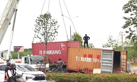 Hai xe container gặp nạn trên đường huyết mạch ở Bình Dương