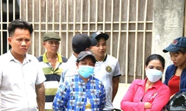 Sáng đi làm nhận tin nhà máy đóng cửa, công nhân 'cầu cứu' khắp nơi 