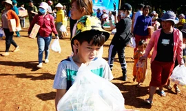 Trao học bổng ‘tiếp sức đến trường’ cho học sinh vùng biên giới