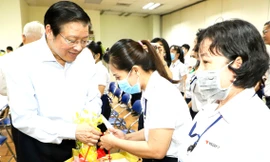 Trưởng Ban Nội chính Trung ương tặng quà cho công nhân ở Bình Dương