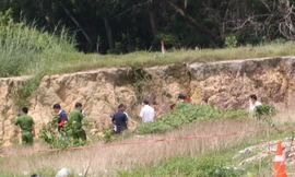 Phát hiện thi thể nam giới cháy đen ở bãi đất trống