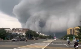 Hiện tượng mây cuộn trào khổng lồ như sóng thần ở Bình Dương