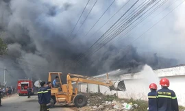 Lửa bao trùm cty gỗ rộng 10.000 m2, cả chục xe cứu hoả được huy động