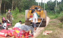 Xe máy va chạm với xe lu khiến hai mẹ con tử vong tại chỗ