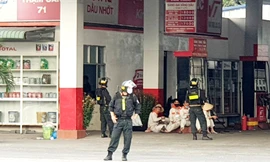 Cảnh sát bao vây, khám xét nhiều cây xăng ở Bình Dương