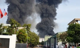 'Bà hỏa' thiêu rụi công ty sản xuất nệm mút ở Bình Dương