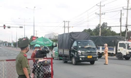 Bình Phước ngưng giải quyết, hộ tống người về tự phát 