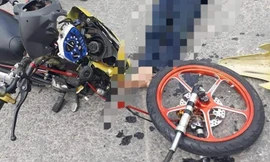 Xe máy đấu đầu biến dạng, hai người nguy kịch