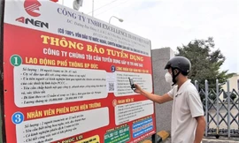 Bảng tuyển dụng với lương cao dựng lên khắp nơi vẫn vắng người tìm việc