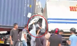 Phá cửa giải cứu tài xế mắc kẹt trong cabin xe tải biến dạng