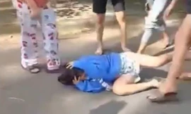 Xác minh clip bé gái bị 'đánh hội đồng' nằm chịu trận giữa đường