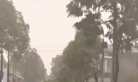 Mưa lớn kèm lốc xoáy, 3 người trong gia đình ở Bình Dương bị điện giật chết