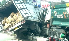 Xe tải và xe ben đâm nhau biến dạng trên tuyến đường huyết mạch ở Bình Dương