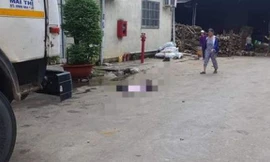 Ngồi tránh nắng, bà bán vé số bị xe tải chạy lùi tông tử vong