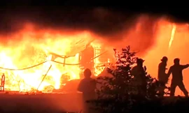 Xưởng palet ở Bình Dương bốc cháy dữ dội