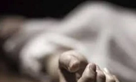 Thi thể nam thanh niên nằm trên vũng máu, có vết thương