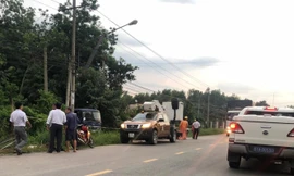 Cần cẩu chạm dây điện khiến hai người thương vong
