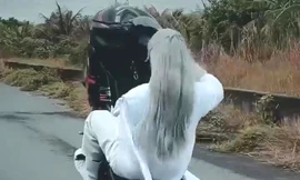 Công an thông tin về clip thanh niên hóa trang ‘thần điêu đại hiệp’ bốc đầu xe trên đường
