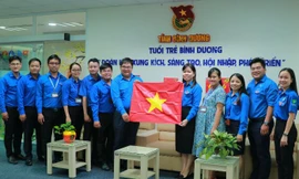 Cán bộ đoàn được tặng quà đặc biệt ngày Quốc khánh 2/9