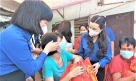 Bí thư Trung ương Đoàn thăm công nhân, trẻ mồ côi Bình Dương