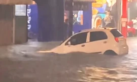 Nhiều ô tô bị cuốn trôi trong cơn mưa lớn ở Bình Dương 