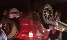 Ô tô lật ngửa giữa đường, tài xế người nước ngoài may mắn thoát chết 