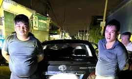 Cẩu tặc rải đinh, dùng súng điện tấn công cảnh sát truy đuổi