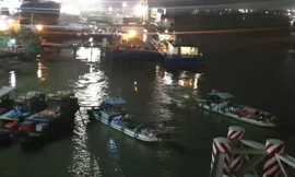 Thâu đêm tìm kiếm hai vợ chồng mất tích trên sông Đồng Nai