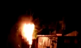 Bình Dương: Trụ điện bất ngờ nổ bùm bụp, cháy rực như đuốc trong đêm