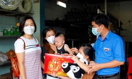 Tỉnh đoàn Bình Phước thăm gia đình công an viên trọng thương khi truy bắt cướp