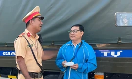 Bình Dương: Người đàn ông đi chợ đánh rơi xấp tiền được cảnh sát nhặt trả lại