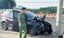 Ô tô lao vào cột điện, hai vợ chồng thương vong