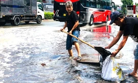 Quốc lộ 13 gần trạm thu phí Bình Dương ‘ngập như lũ về’, bốc mùi hôi tanh