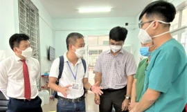 PGS.TS.BS Nguyễn Lân Hiếu (thứ hai từ trái sang) cho rằng mô hình điều trị bệnh nhân COVID-19 ở Bình Dương đạt hiệu quả