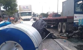 Container đang chạy, 3 cuộn thép nặng hàng chục tấn lao xuống đường