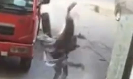 Clip: Lốp xe phát nổ bay cao rơi trúng đầu, người đàn ông tử vong